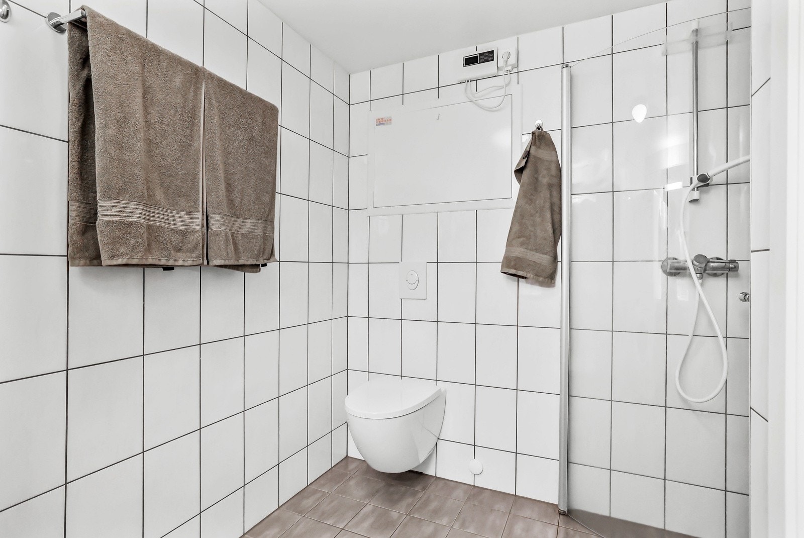 Det er fliser på vegg og gulv Galleribilde