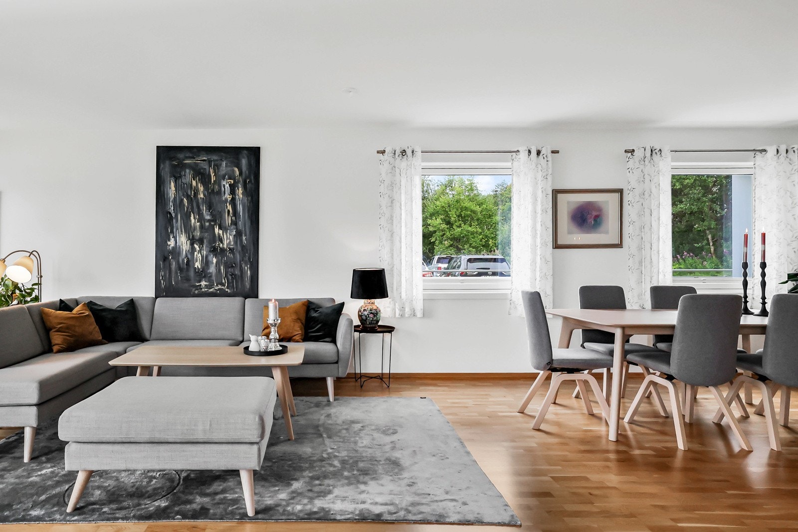 Stuen er romslig og har store vindusflater som slipper inn rikelig med naturlig lys Galleribilde