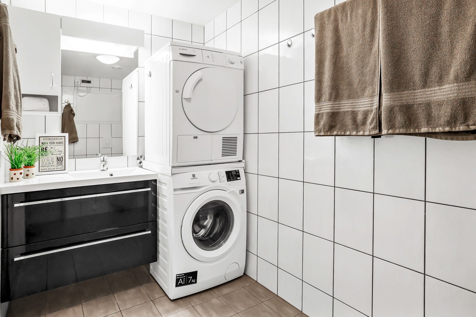 Badet/ Vaskerommet har innredning med nedfelt servant, veggmontert toalett, dusjvegger og opplegg for vaskemaskin Galleribilde