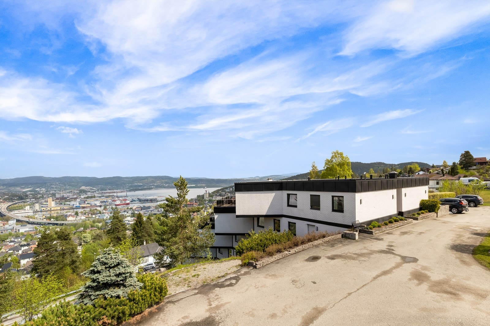 Attraktiv og sentral beliggenhet på Austad Skog med en av Drammens flotteste naturområder som nær nabo. Galleribilde