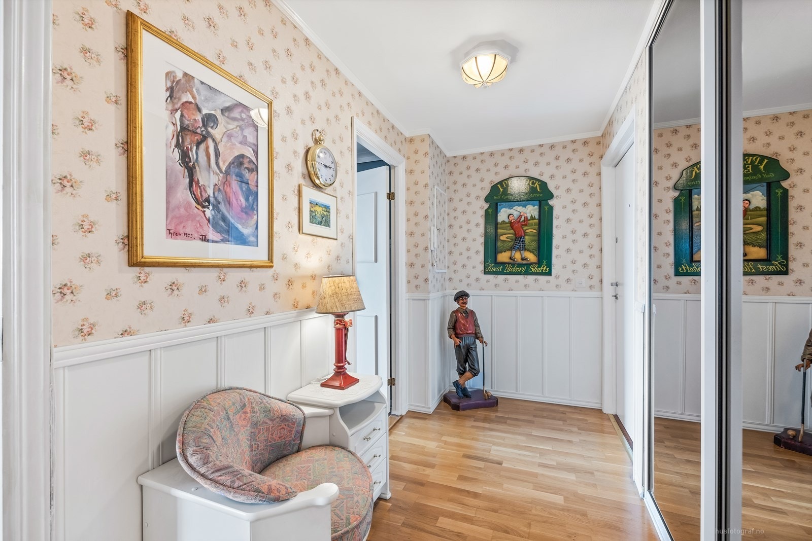 her er det parkett på gulv og lyse overflater. Galleribilde