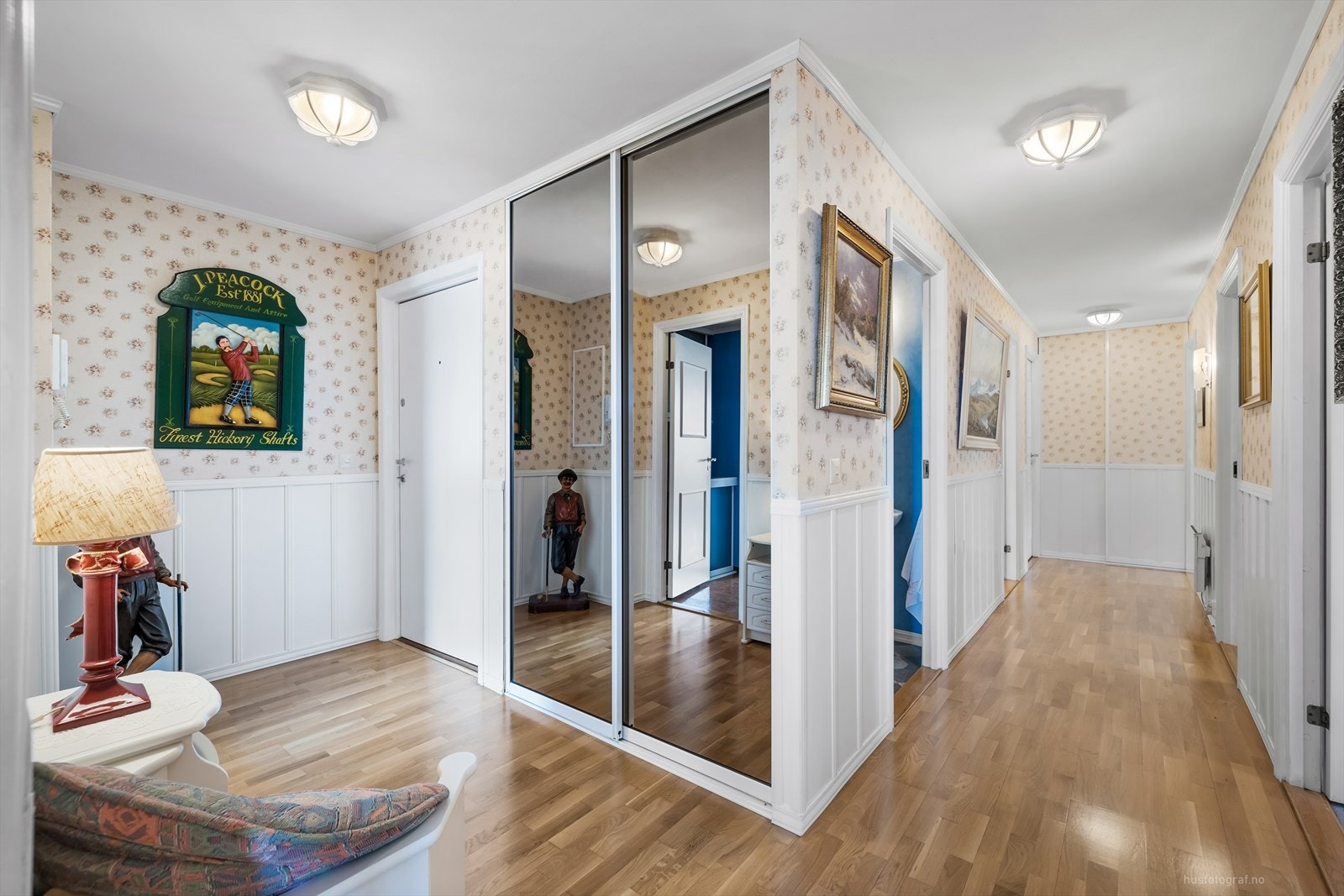 I gangen finnes det god plass for yttertøy i skyvedørsgarderobe. Galleribilde