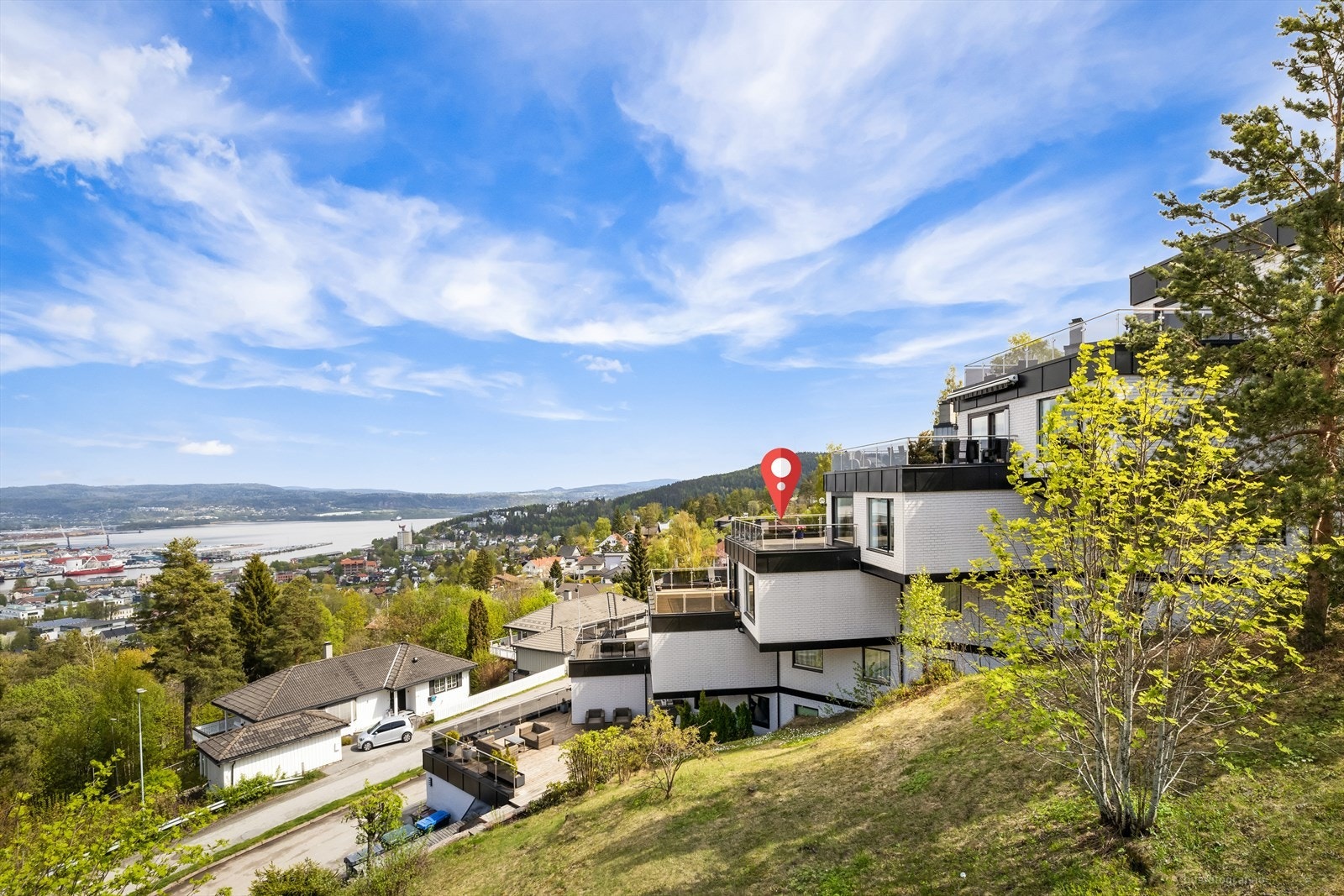 Fra leiligheten er det kun få minutters gange til matbutikk, bussholdeplass og idylliske Blekktjern. Galleribilde