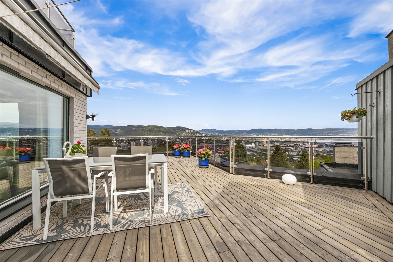 Leiligheten har en stor terrasse med fine solforhold. Galleribilde