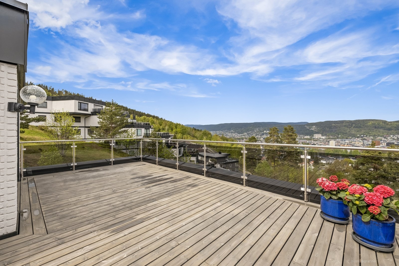 Herlig terrasse med flott utsikt. Galleribilde