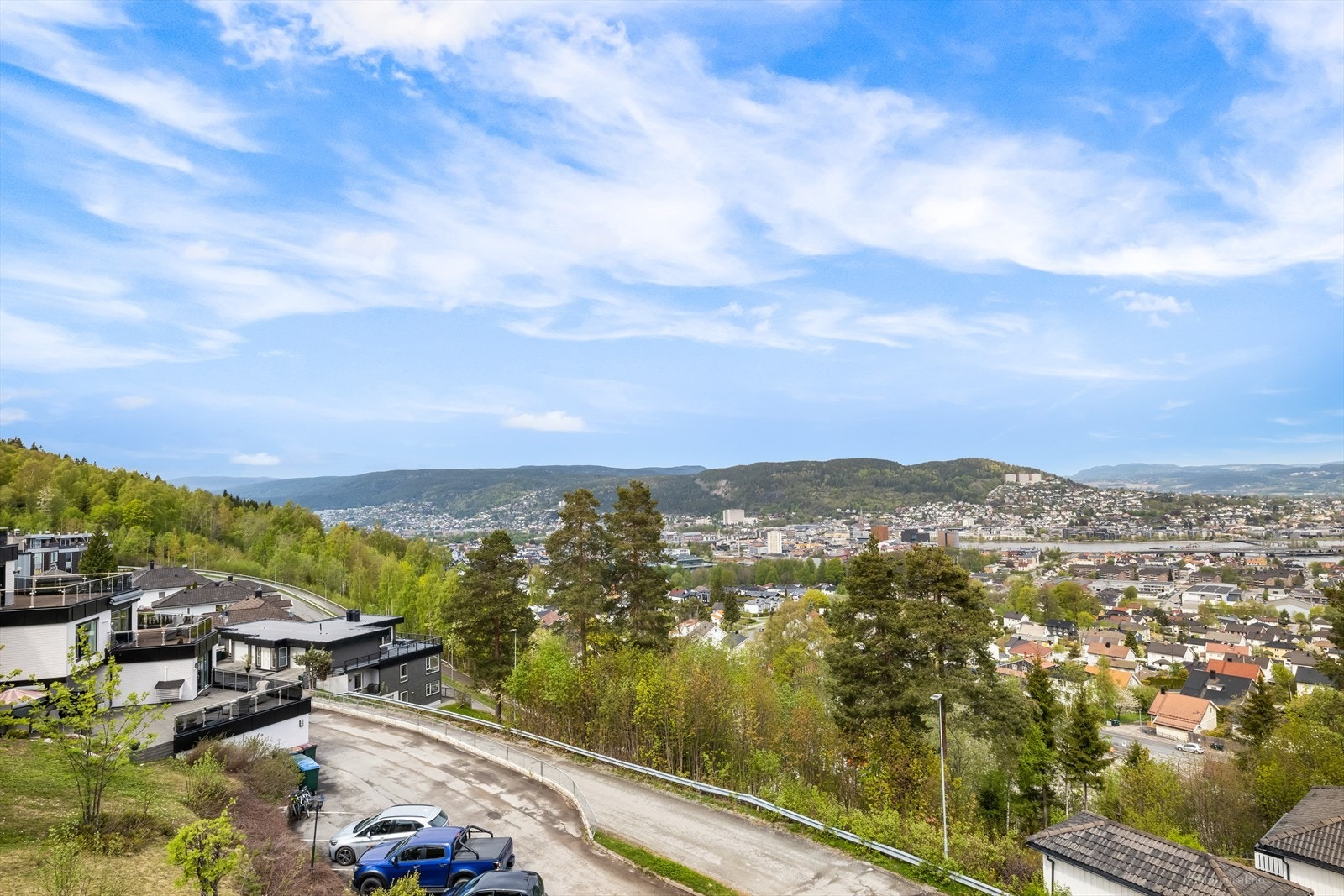 Fra leiligheten er det flott utsikt mot byen, fjorden, havnen, Lier og Tangen. Galleribilde