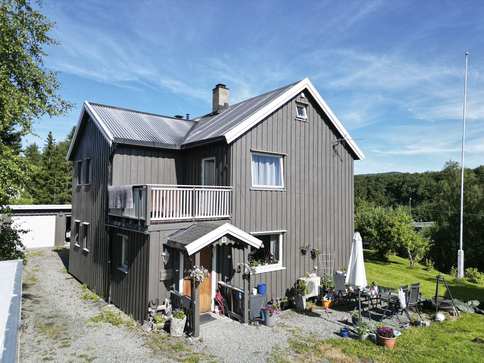 Stor gårdsplass samt egen garasje Galleribilde