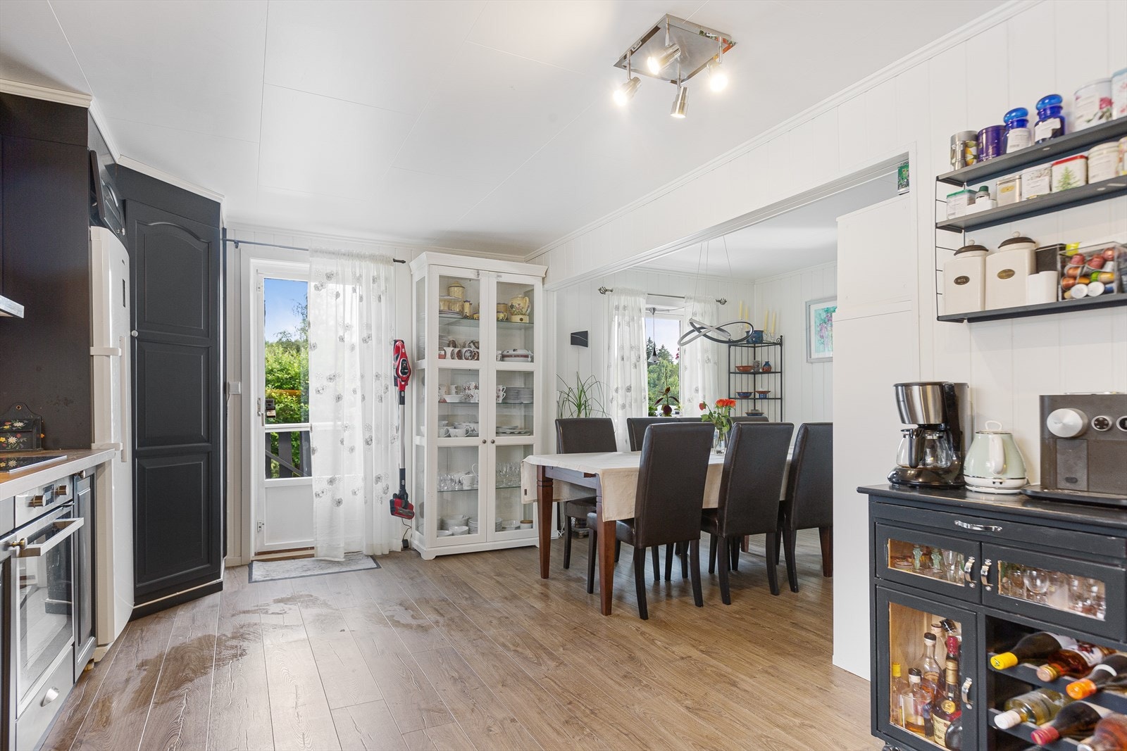 Utgang til stor og solrik terrasse Galleribilde