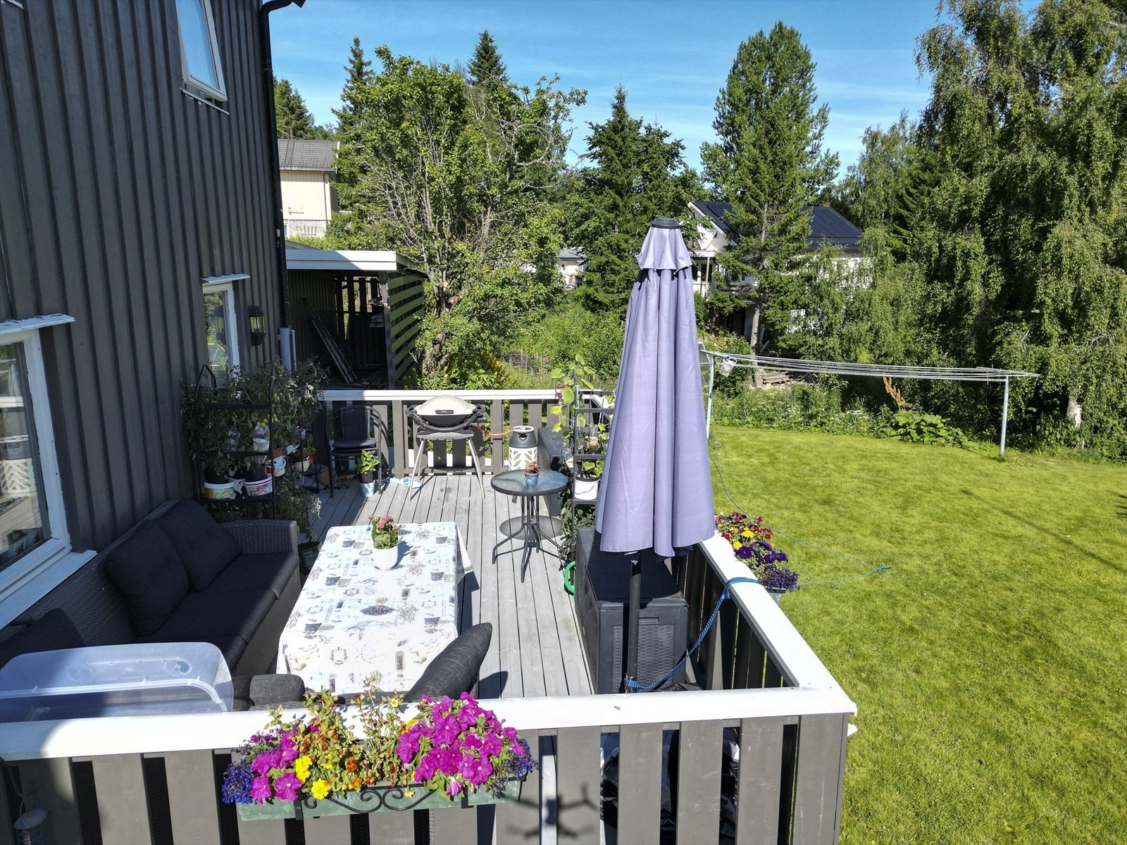 Stor tomt hvor man kan nyte solen! Galleribilde
