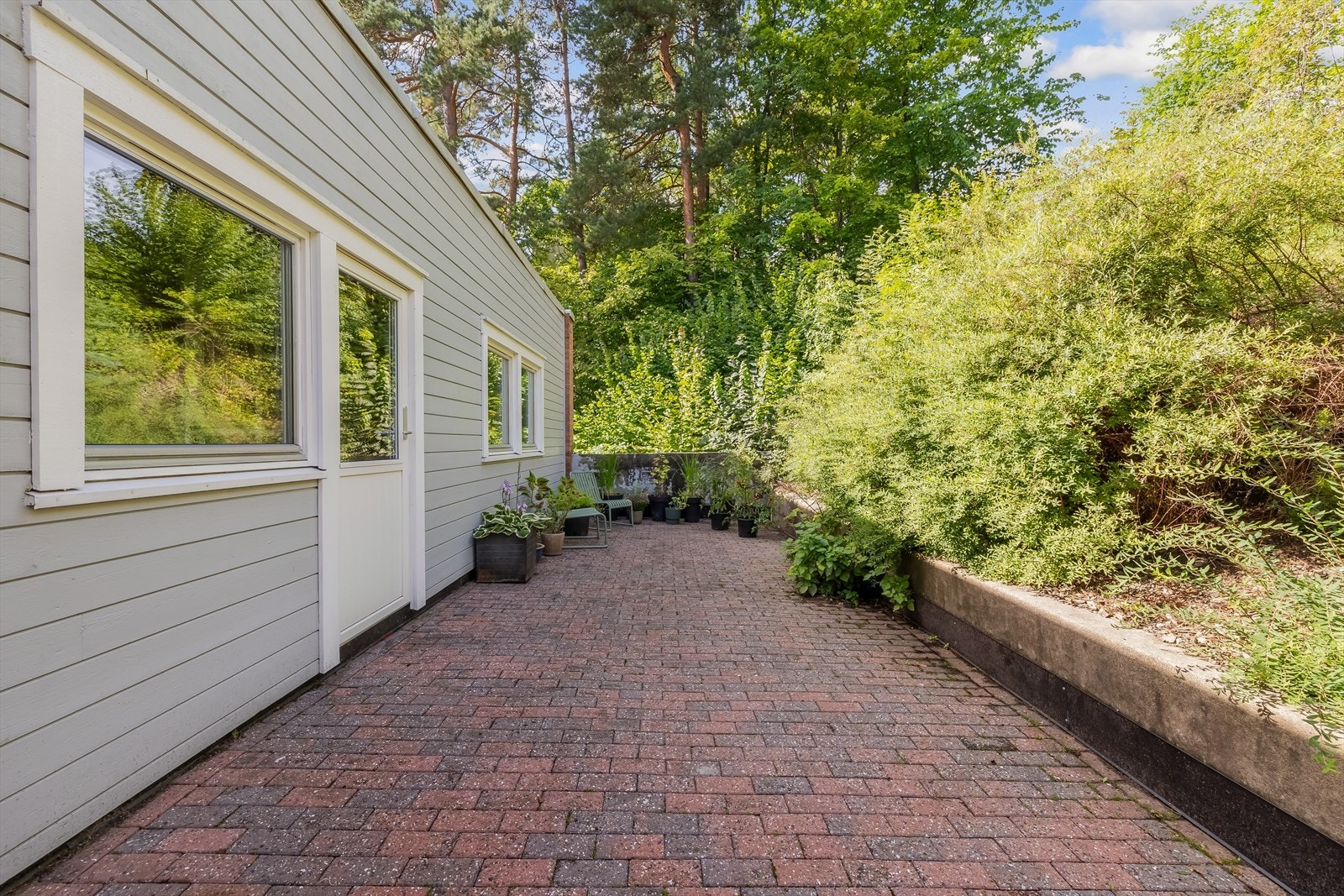 - Fin uteplass med stort potensial for å lage en skjermet oase - Galleribilde