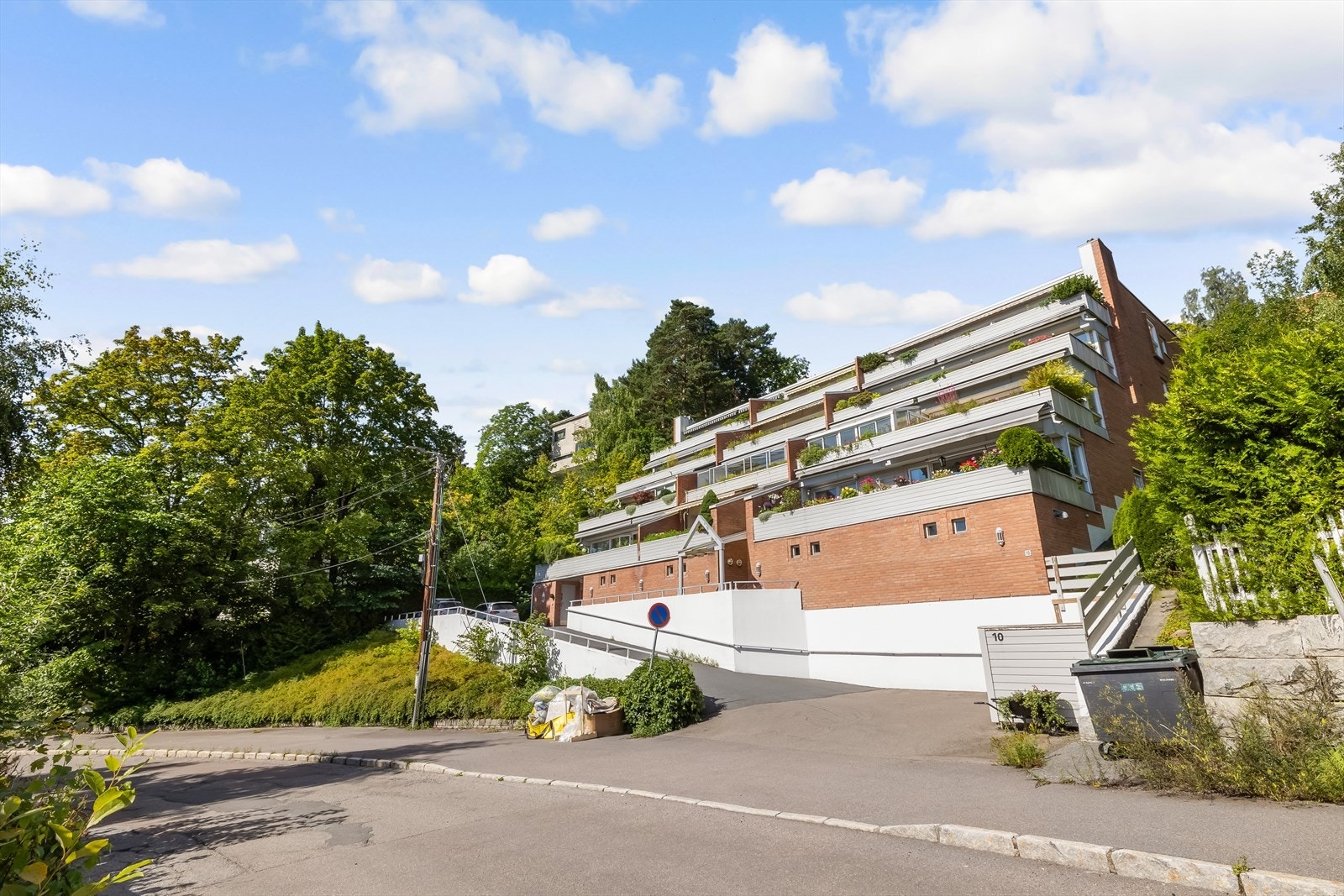 - Fasade. Det er varme i bakken foran inngangen til garasjen som gjør inn -og utfart om vinteren enkel. 3 gjesteparkeringer - Galleribilde
