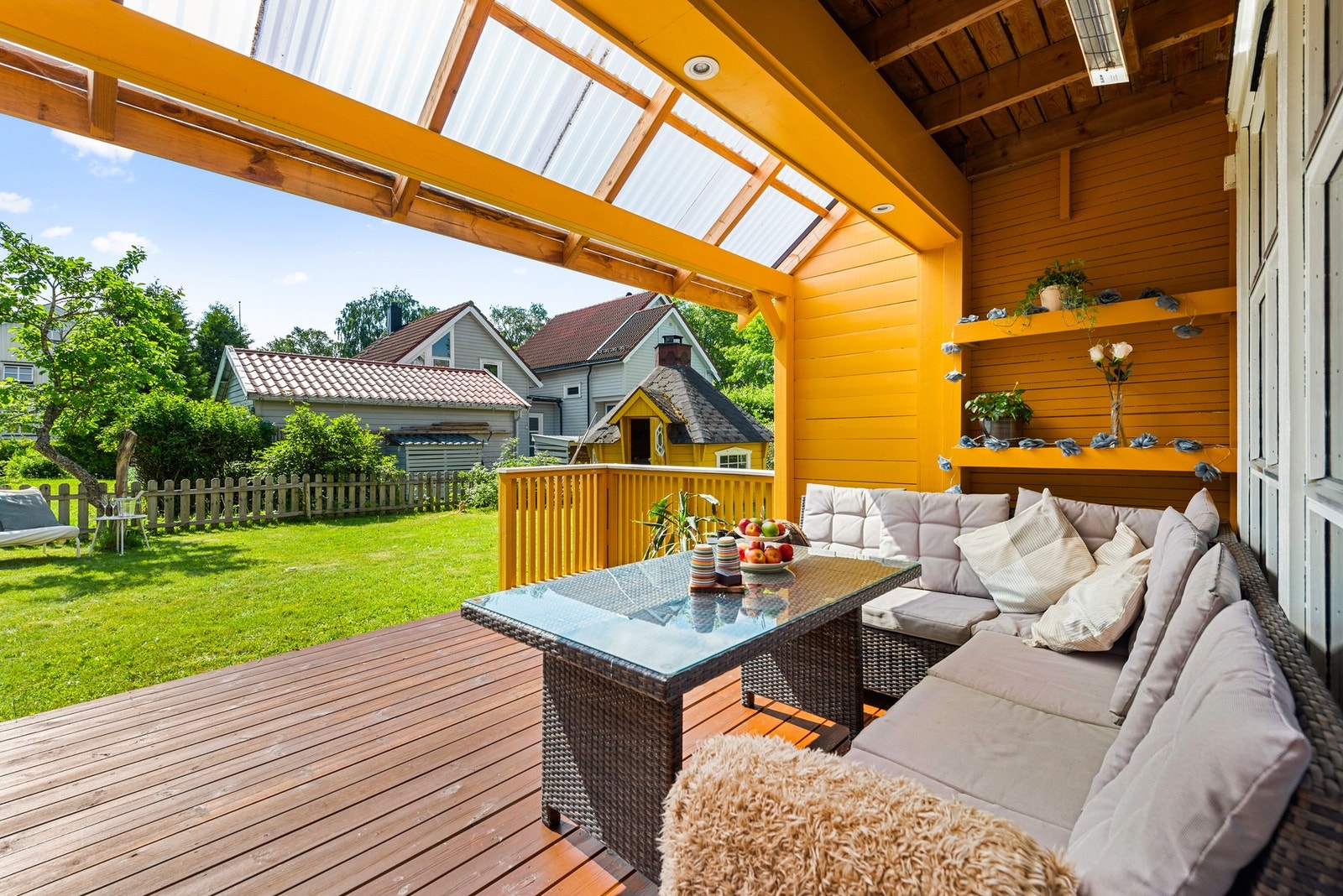 Skjermet terrasse med utgang til hage. Galleribilde