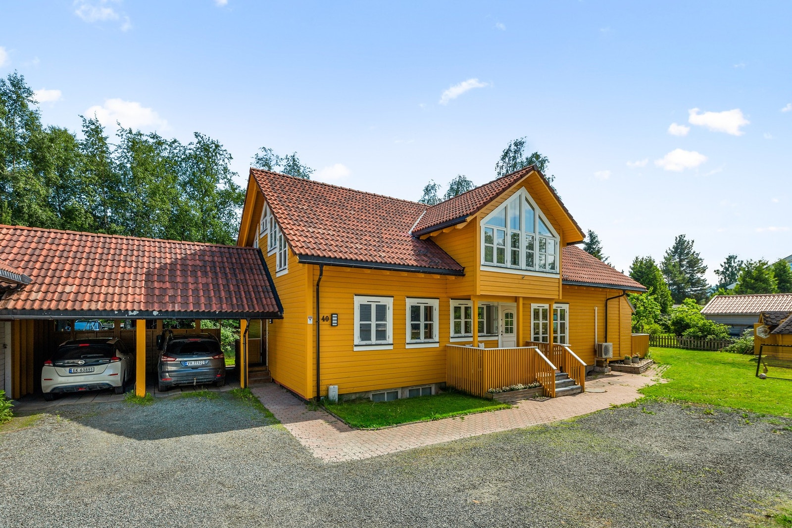 Velkommen til Sandbakkvegen 40! En stor og innholdsrik enebolig (331 kvm.) med solrik hage og mulighet for utleie. Carport. Galleribilde