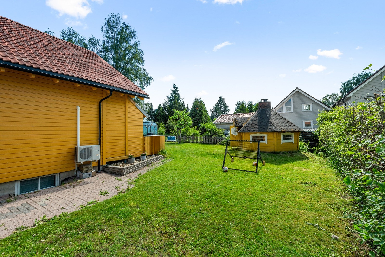 Hagen gir rom for lek og aktiviteter for barna. Egen grillhytte. Galleribilde