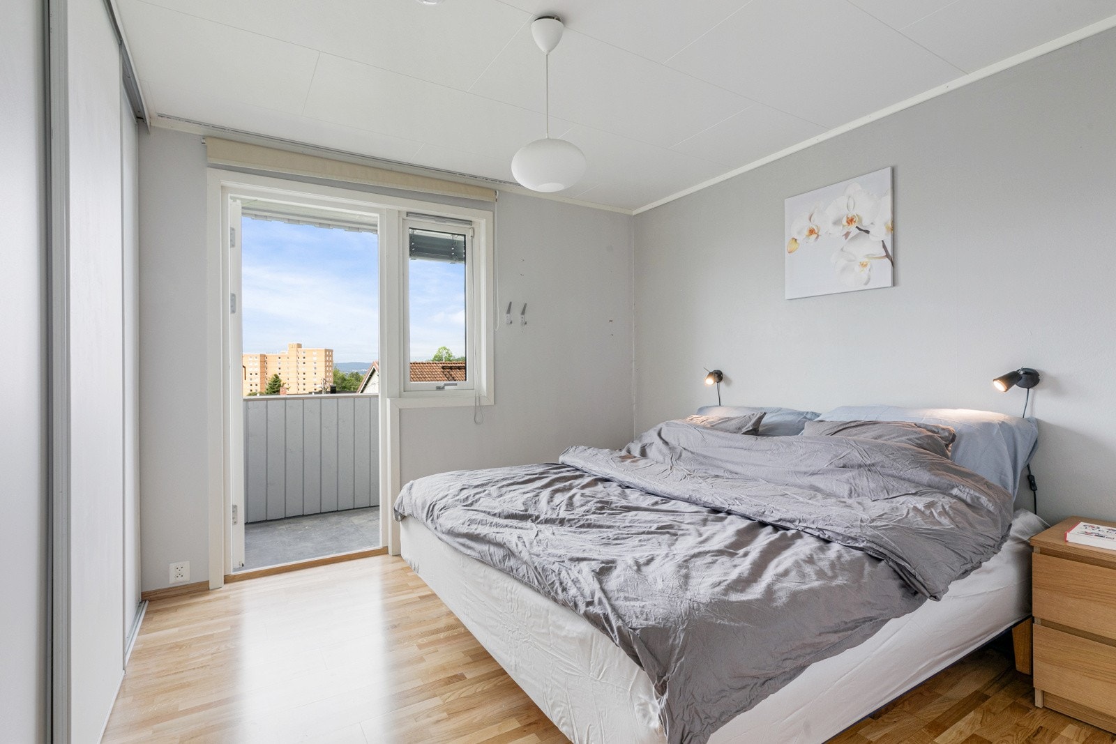 Romslig hovedsoverom med god plass til dobbeltseng og medfølgende garderobeløsning. Galleribilde