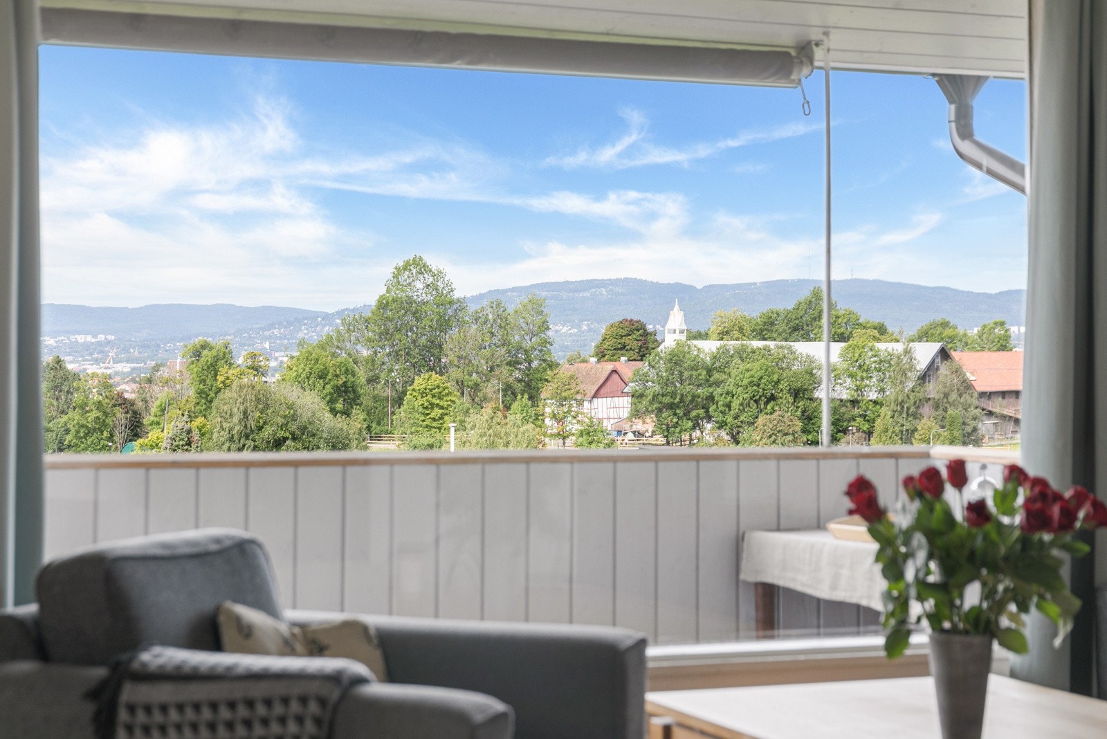 Generøse vindusflater som slipper inn godt med naturlig lys. Galleribilde