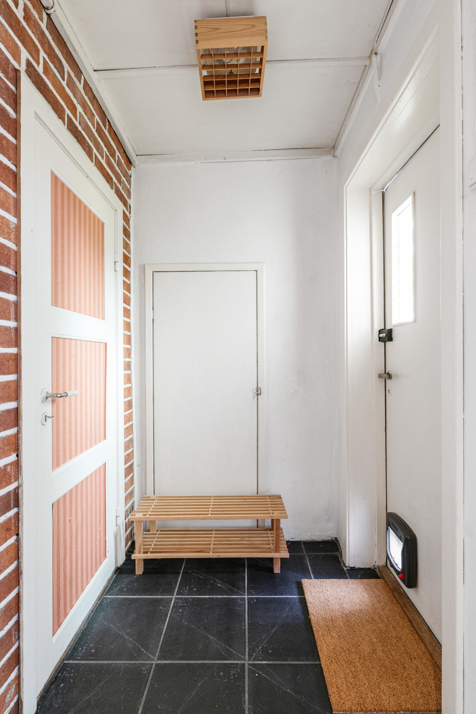 Underetasje har adkomst både via innvendig trapp og egen inngang. Galleribilde