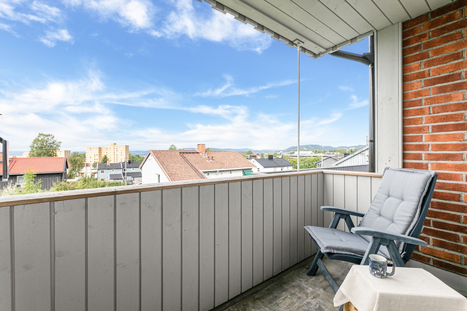 Vestvendt balkong på 4 m², med fjordutsikt og fantastiske solforhold - perfekt for varme sommerdager. Galleribilde