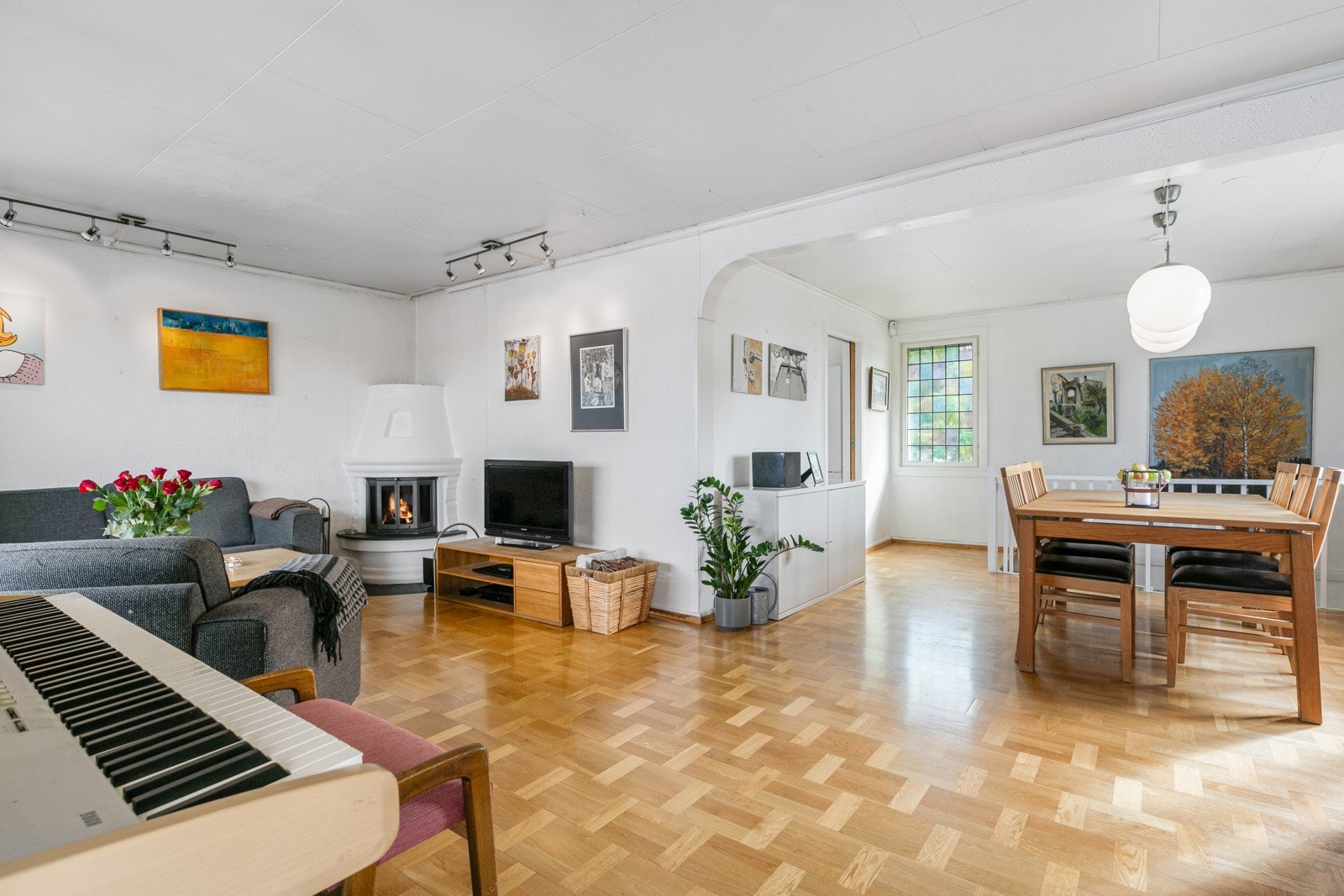 Tiltalende stue med god plass til sofagruppe, spisegruppe og TV- løsning. Galleribilde