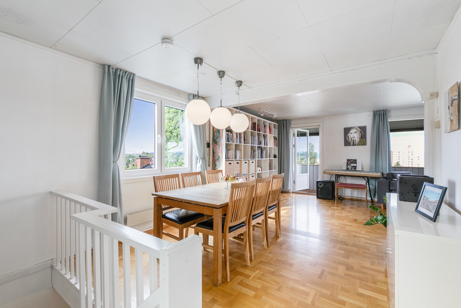 Tiltalende stue med god plass til sofagruppe, spisegruppe og TV- løsning. Galleribilde