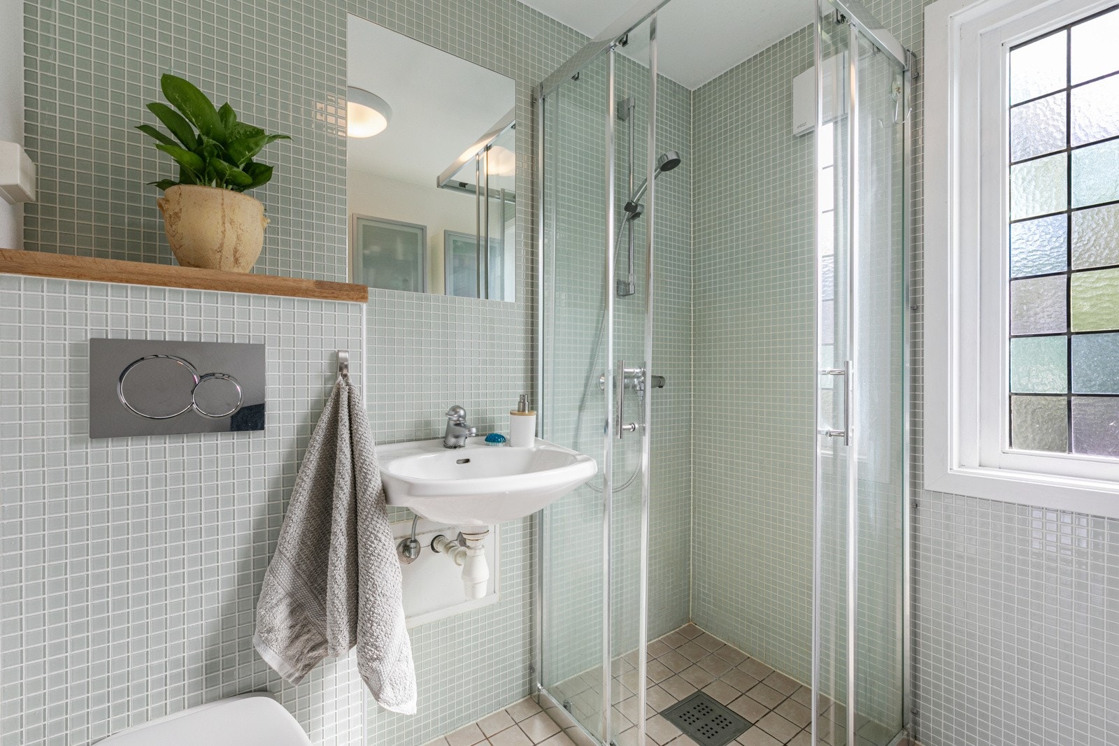 Pent bad med smakfulle flisvalg og moderne innredning som gir et harmonisk og helhetlig inntrykk. Galleribilde