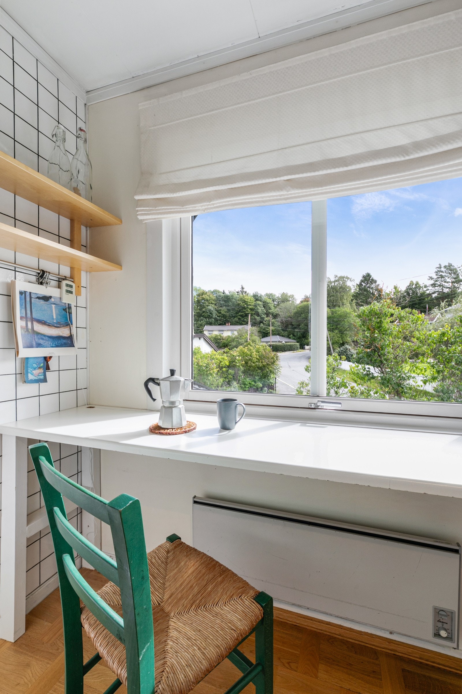 Smart barløsning foran vinduet på kjøkkenet, hvor morgenkaffen kan nytes. Galleribilde