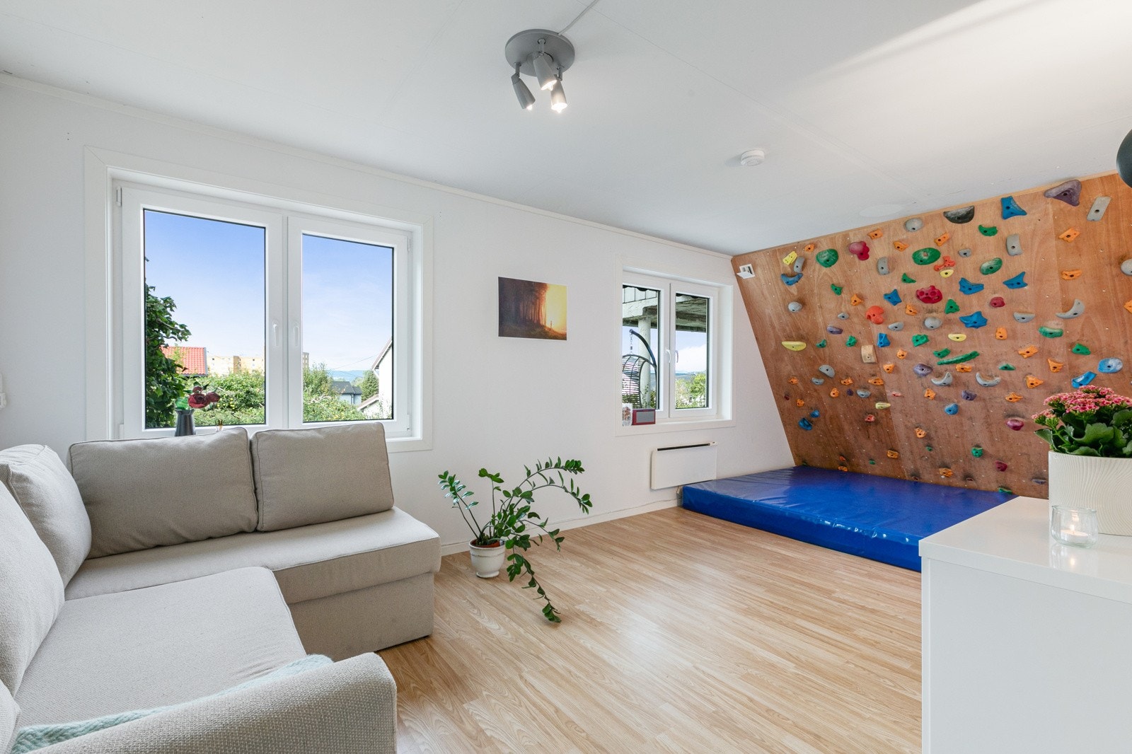 Kjellerstue som kan innredes etter behov - enten som multimedierom, sekundærstue eller ungdomsavdeling. Galleribilde