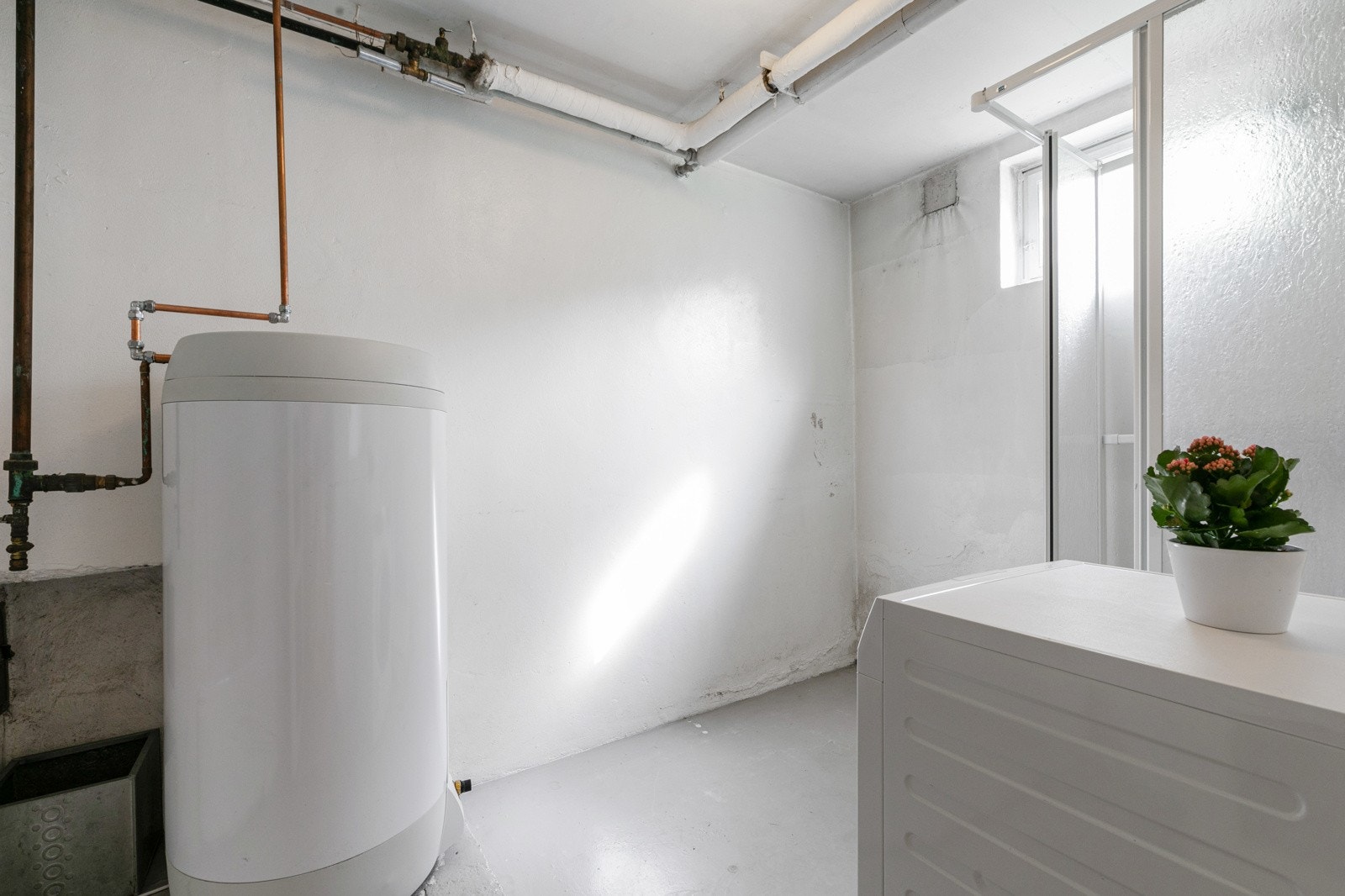 Praktisk vaskerom med nyere (2021) varmtvannsbereder. Galleribilde