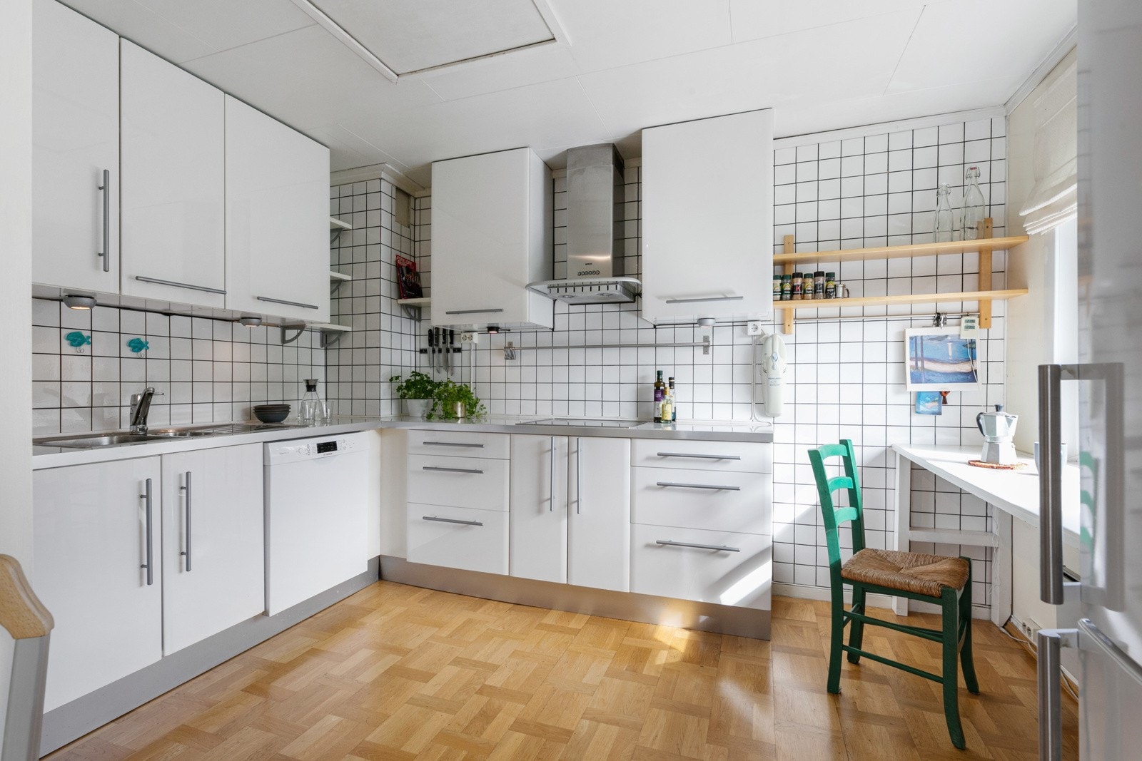 Moderne og praktisk kjøkkeninnredning, med god benke- og lagringsplass. Galleribilde