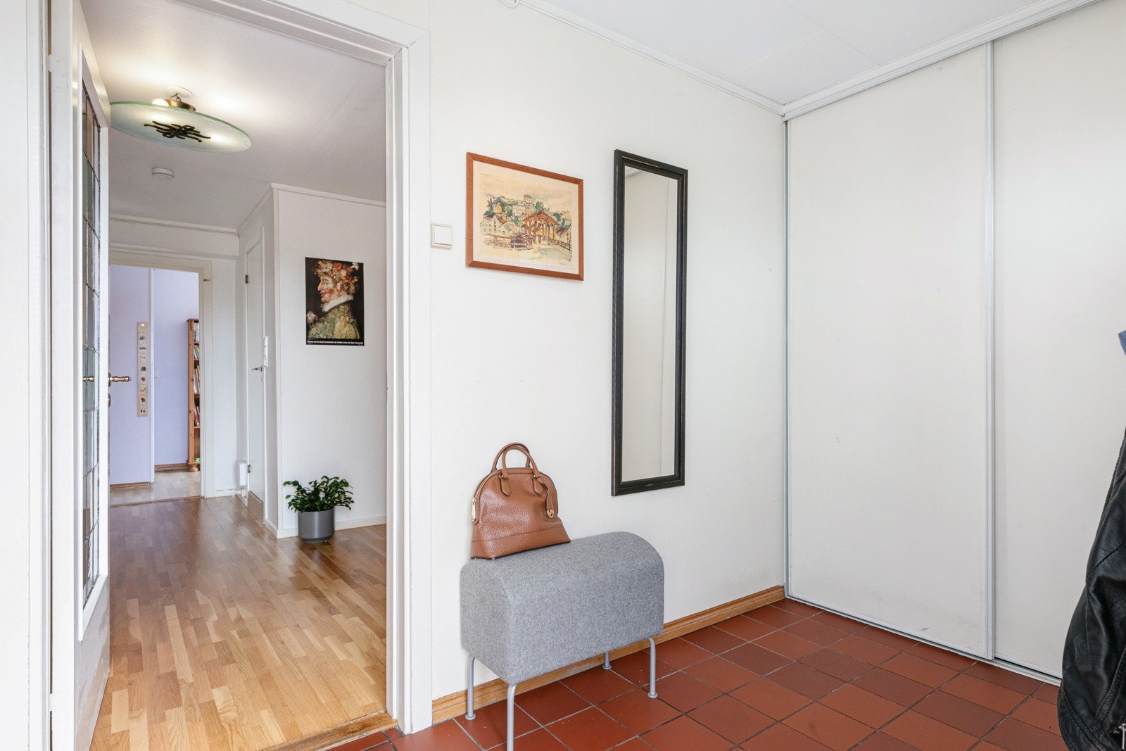 Lys og innbydende entré med plass til oppbevaring av sko og yttertøy. Galleribilde