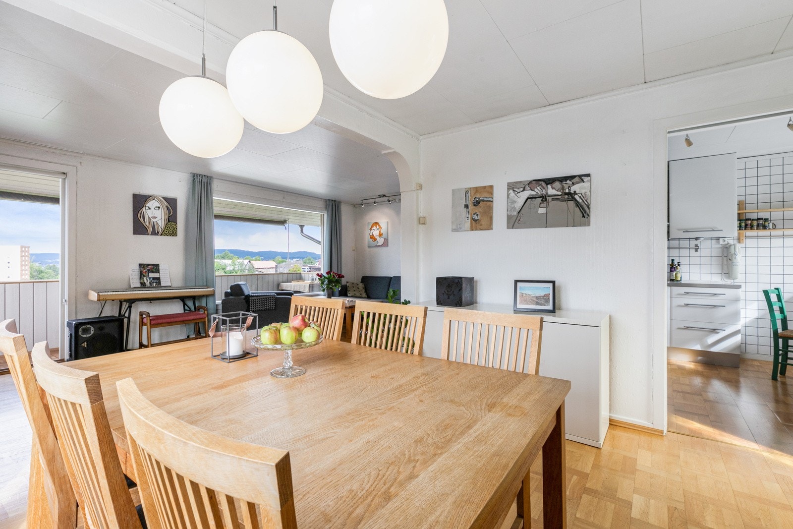 Naturlig plass til spisegruppe mellom spisestuen og kjøkkenet. Galleribilde