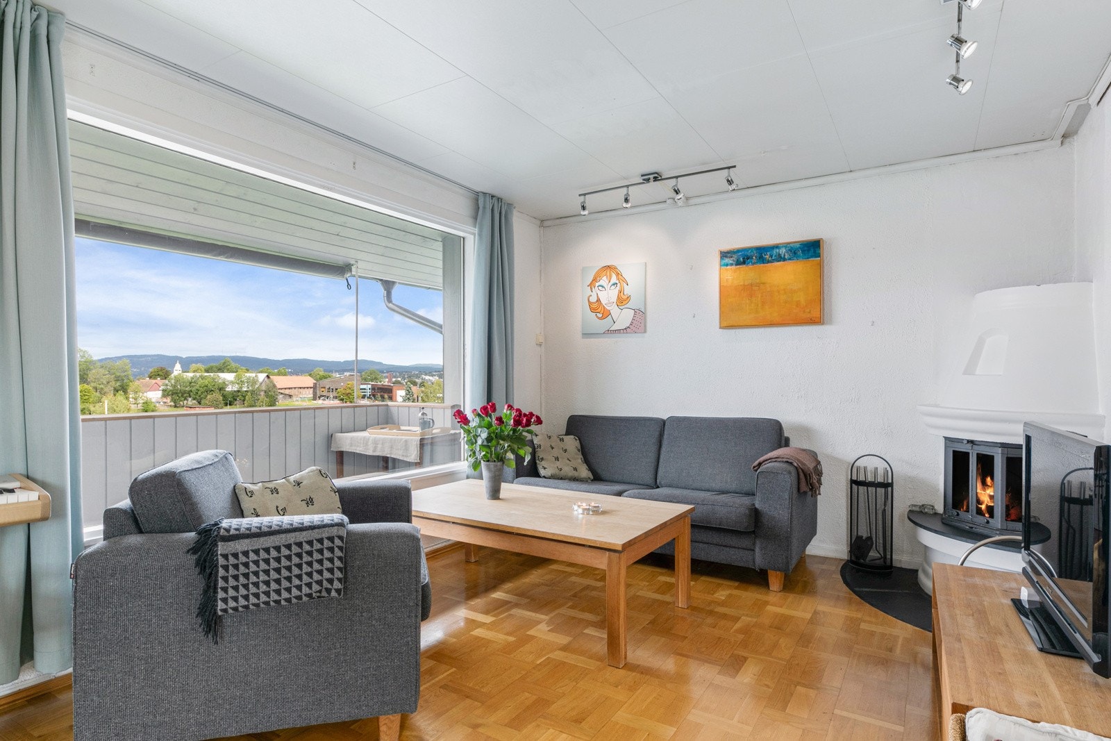 Stuen fremstår lys, luftig og tidsmessig utført. Galleribilde