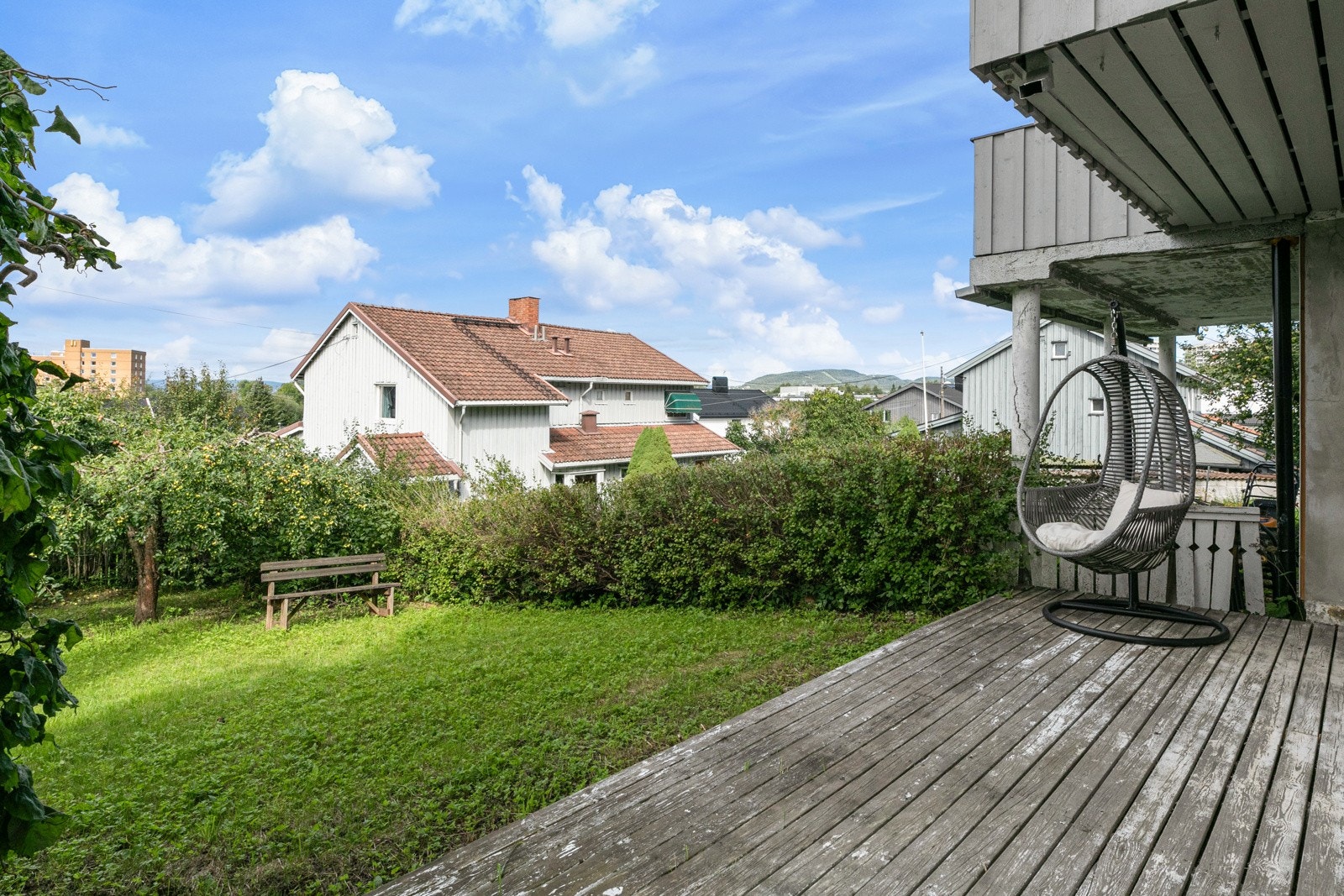 Utgang til hage, hvor man kan trekke seg tilbake fra hverdagslivet og nyte solen i grønne, naturskjønne omgivelser. Galleribilde