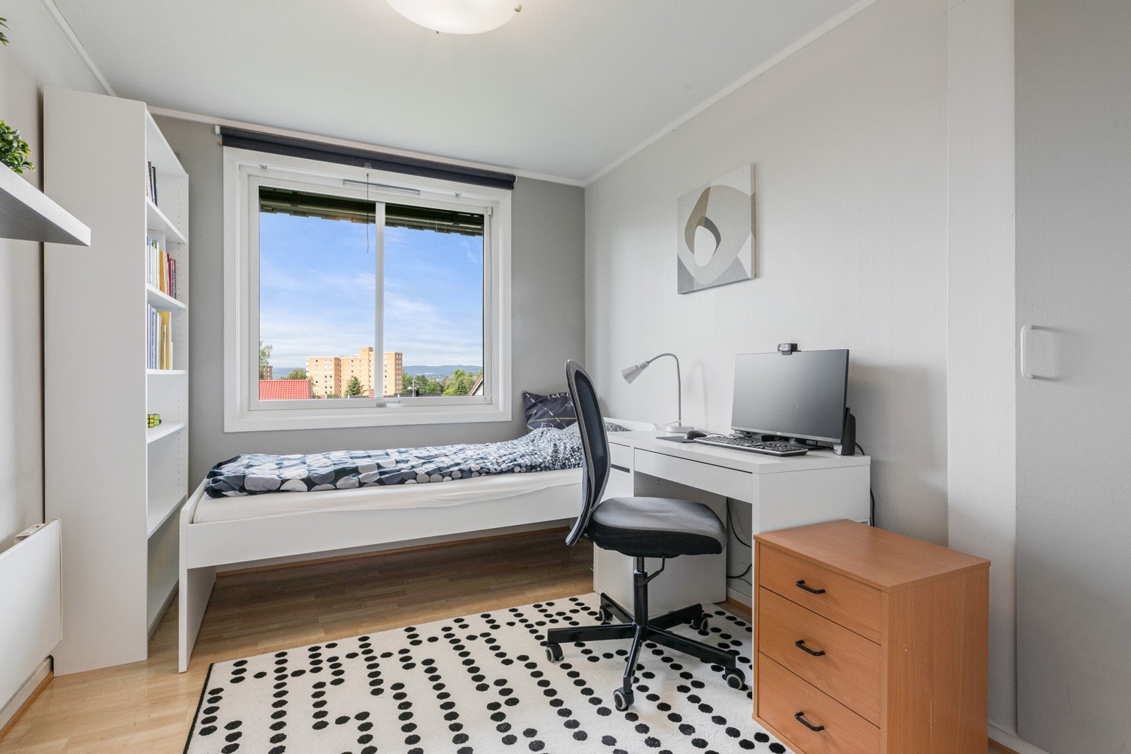 Soverom II og III er også av god størrelse med plass til dobbeltseng og garderobeløsning. Galleribilde