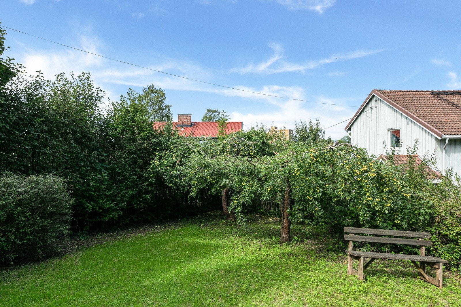 Utgang til hage, hvor man kan trekke seg tilbake fra hverdagslivet og nyte solen i grønne, naturskjønne omgivelser. Galleribilde