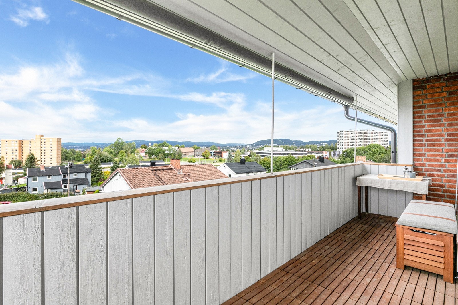 Balkongen på ca. 8 kvm med god plass til utemøbler og grill - perfekt for varme sommerdager. Galleribilde