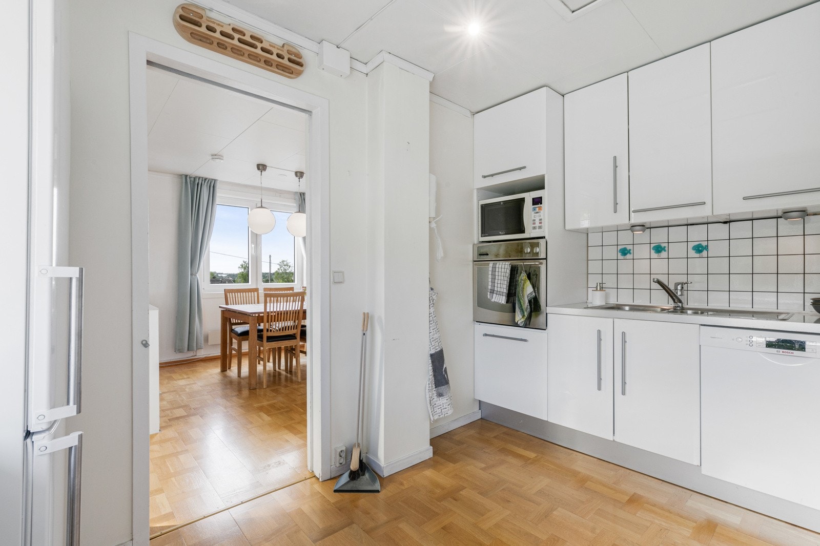 Moderne og praktisk kjøkkeninnredning, med god benke- og lagringsplass. Galleribilde