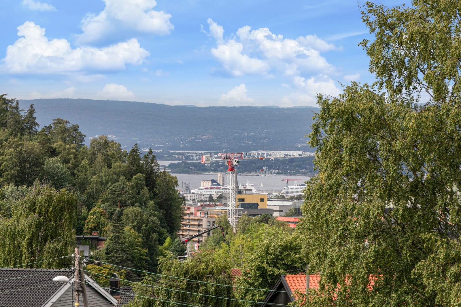 Fjordutsikt og fantastiske solforhold. Galleribilde