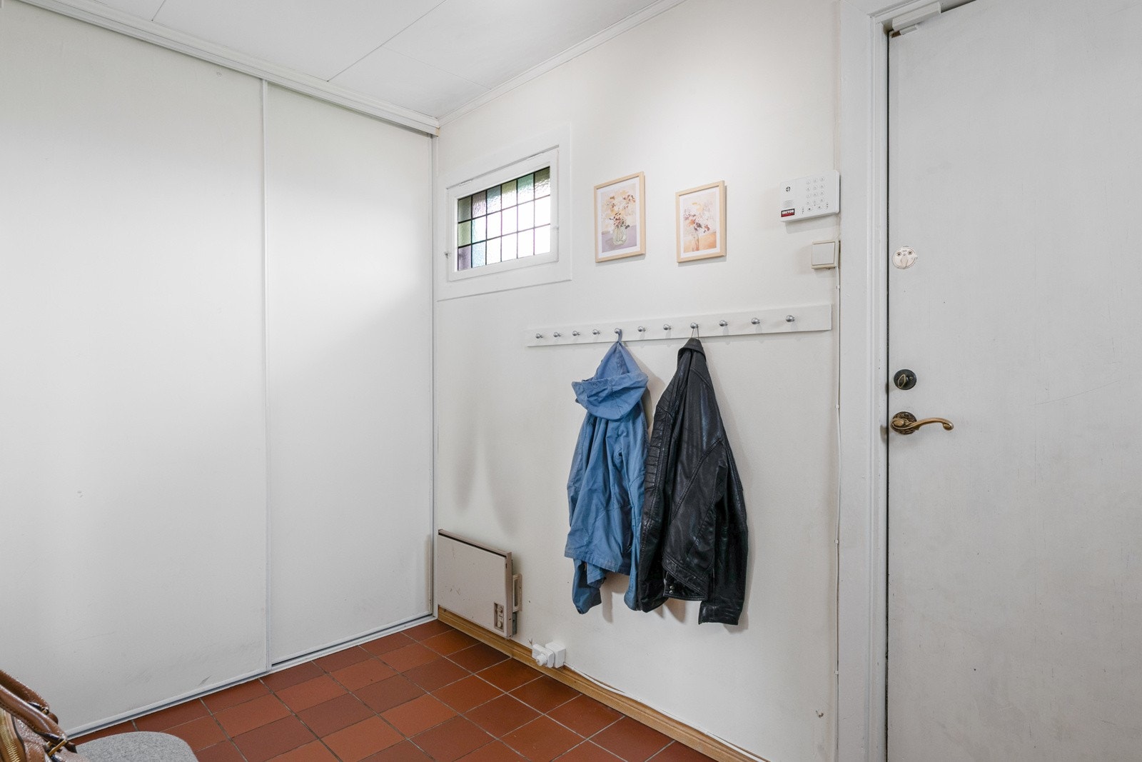 Lys og innbydende entré med plass til oppbevaring av sko og yttertøy. Galleribilde