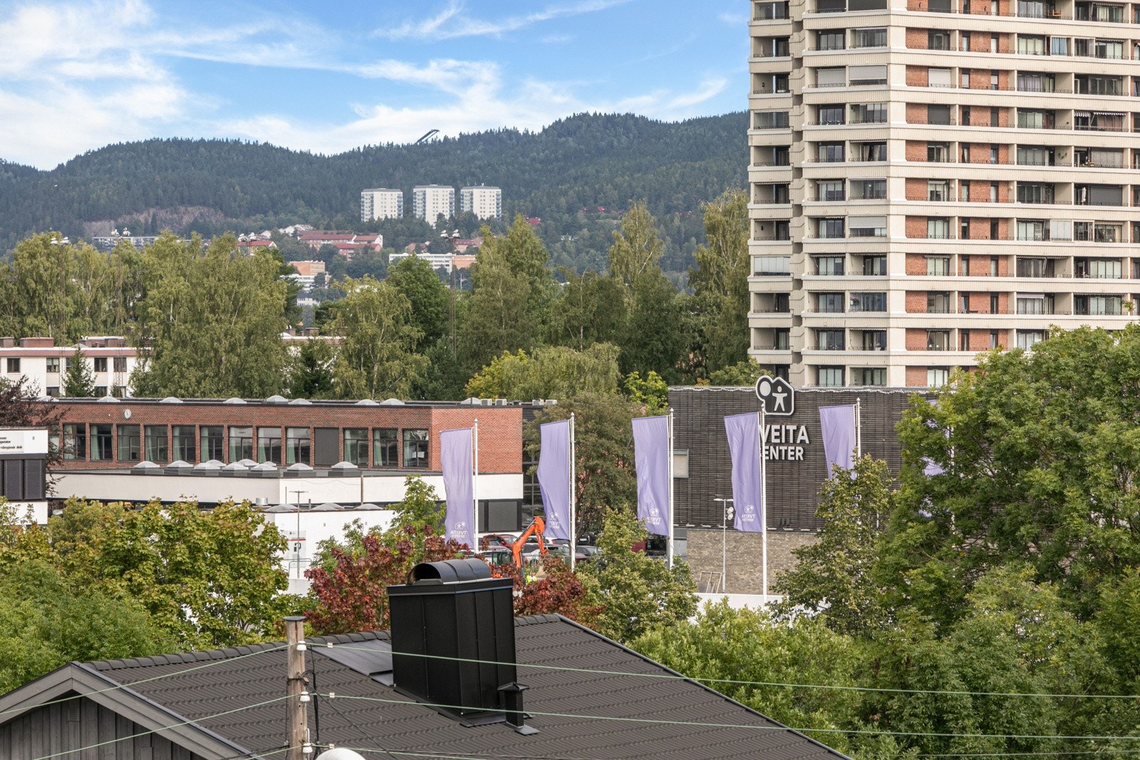 Godt utvalg av kjøpesentra i nærheten, som Tveita Senteret med over 70 butikker og servicetilbud. Galleribilde