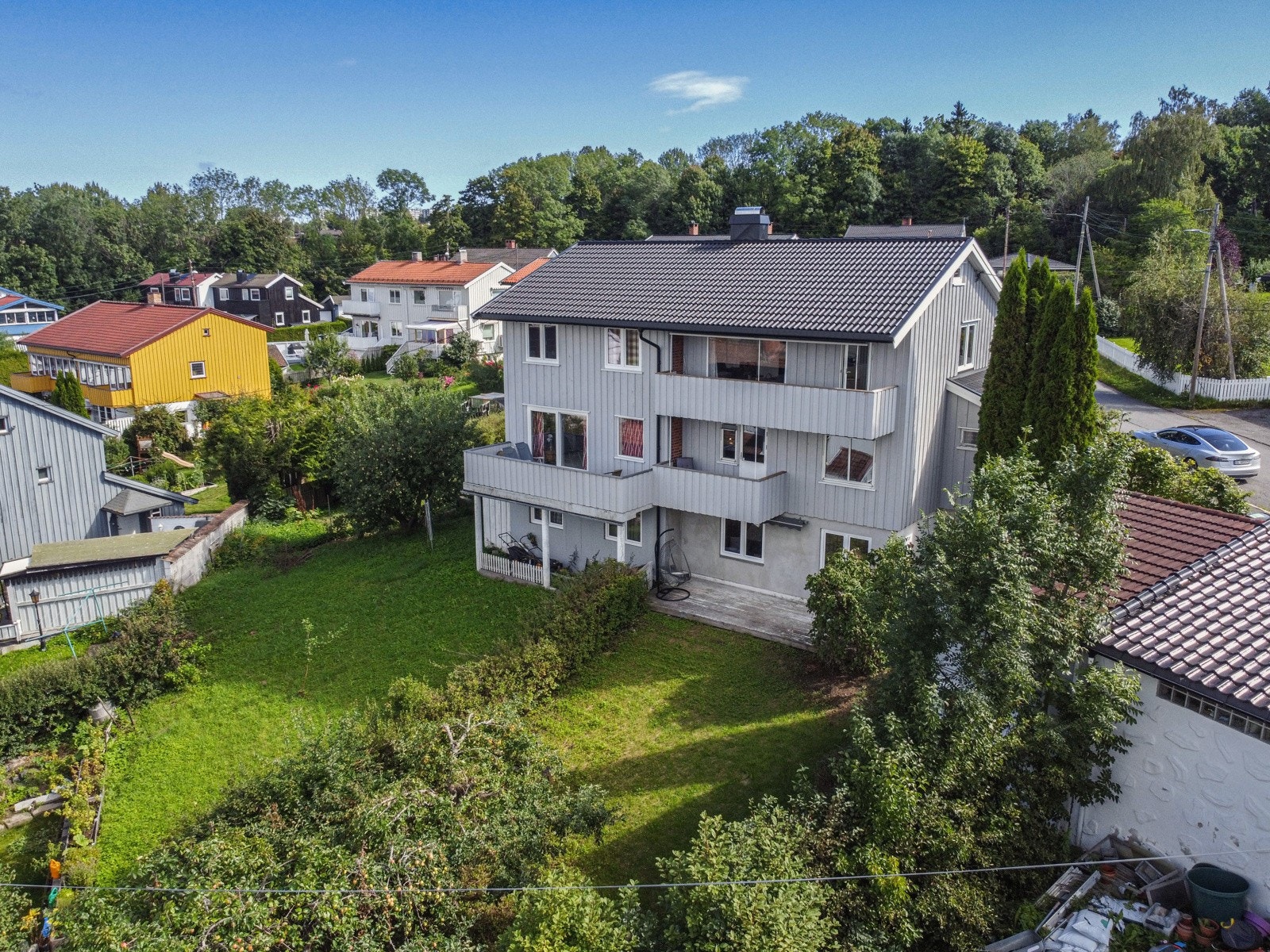 Innholdsrik og familievennlig ½-part av tomannsbolig, beliggende idyllisk og skjermet til i et veletablert og barnevennlig boligområdet på Hellerud. Galleribilde