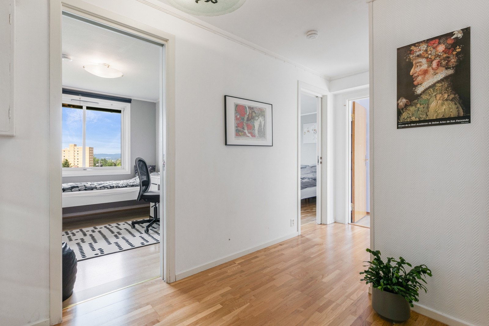 Tiltalende mellomgang, med god plass til ønsket møblement. Galleribilde