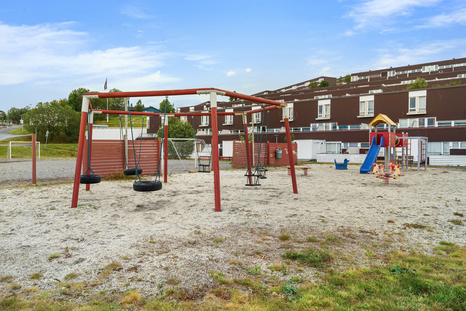 Balløkke og lekeplasser preger området, det er også umiddelbar nærhet til marka!
