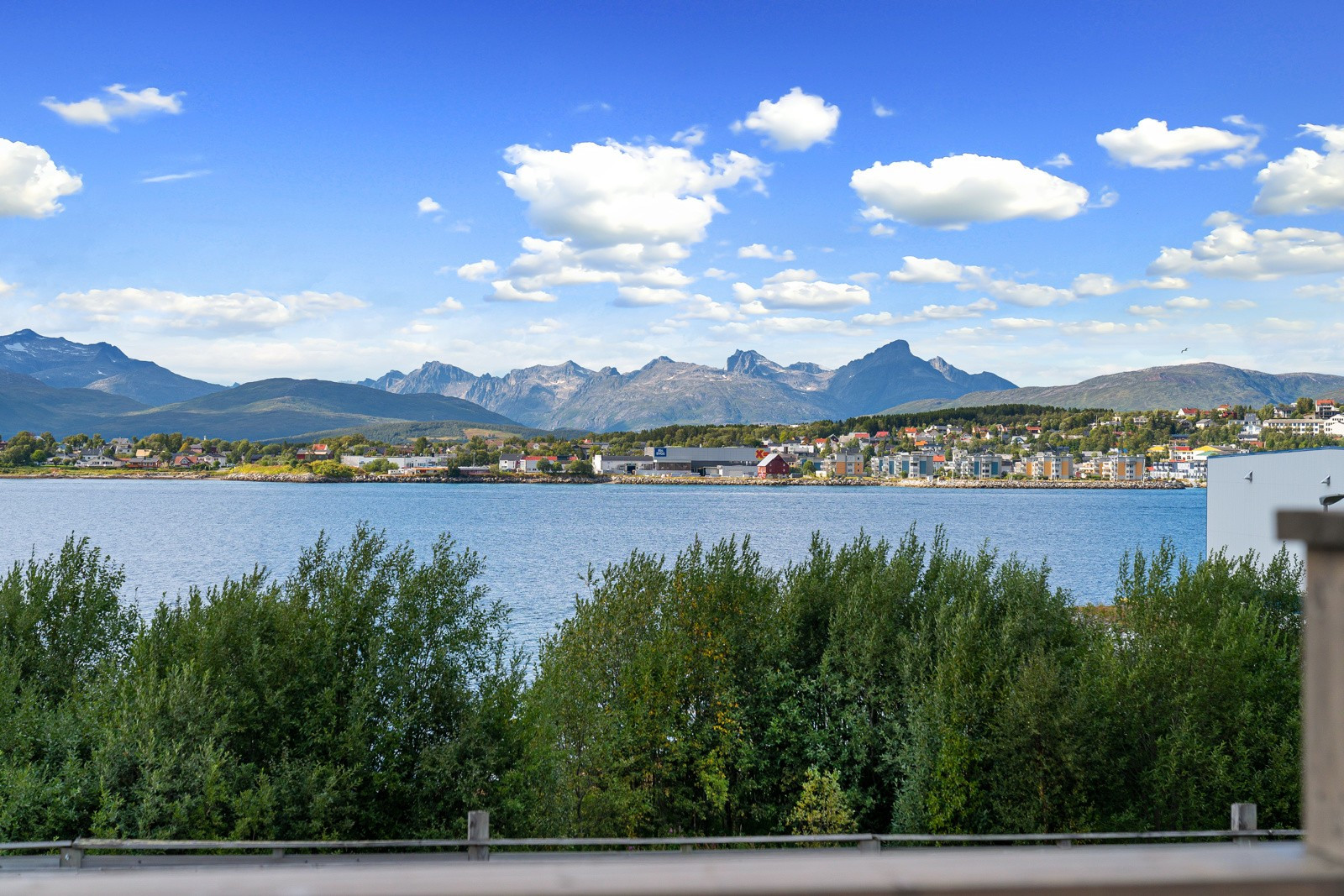 Fantastisk utsikt utover mot Tromsøya og Tromsøysundet