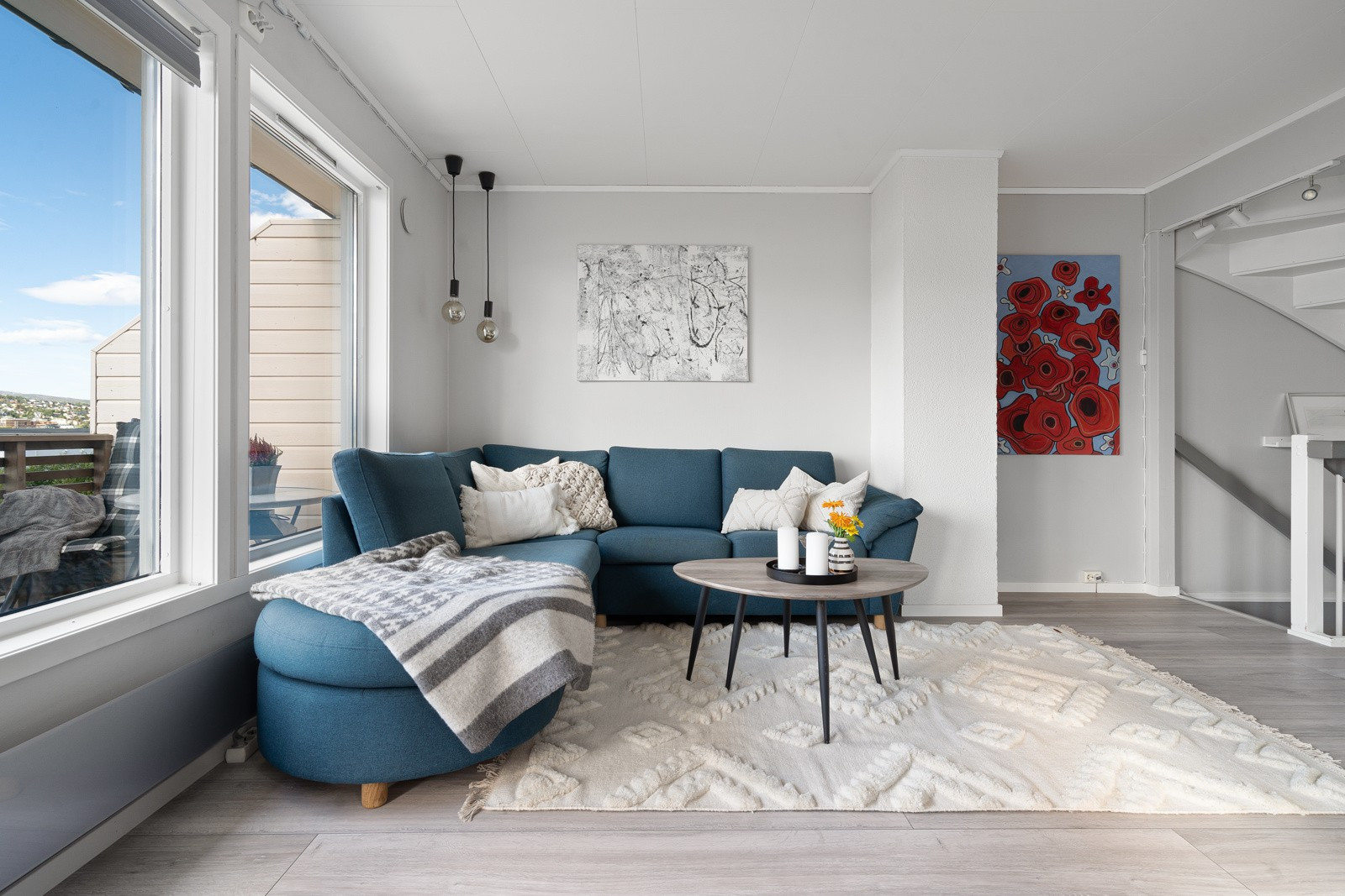 Gode møbleringsmuligheter med plass til en stor hjørnesofa