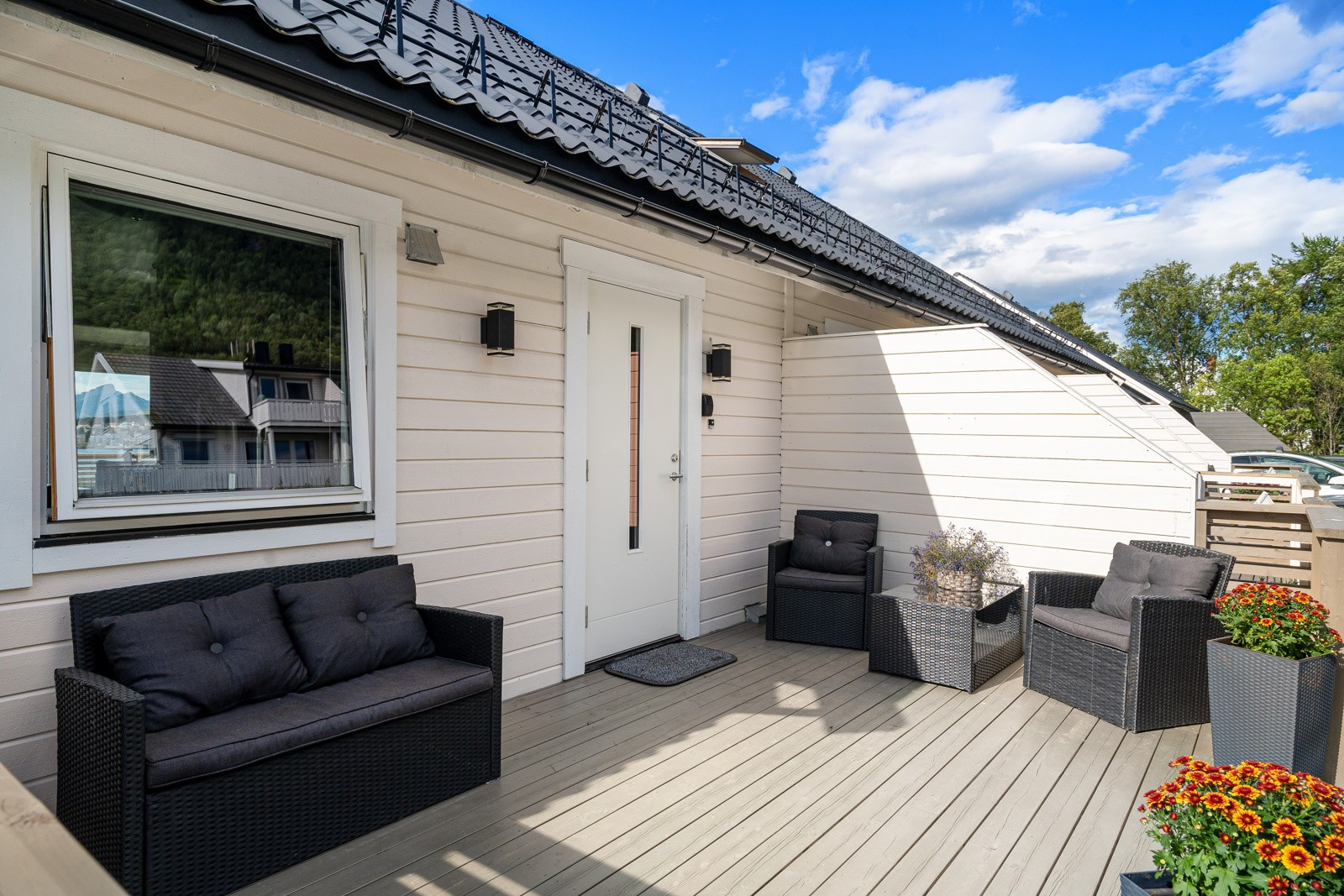 Inngangsparti med terrasse