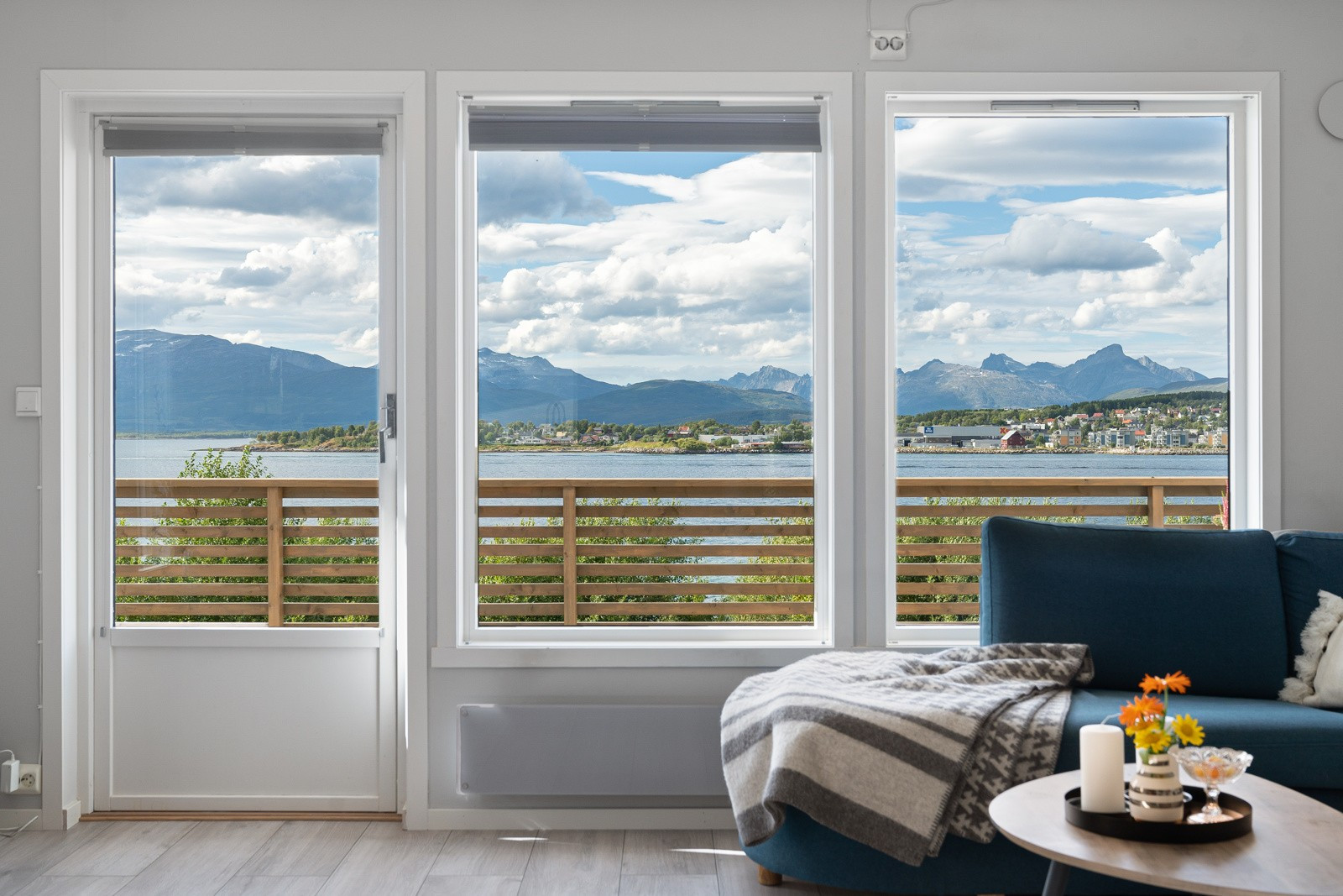 Fra stua har du utgang til veranda med nydelig havsutsikt