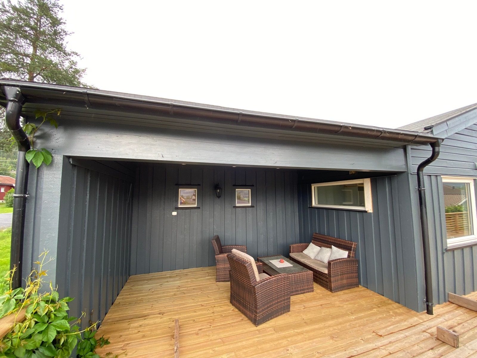 Lun uteplass med stor veranda med panoramaputsikt Galleribilde