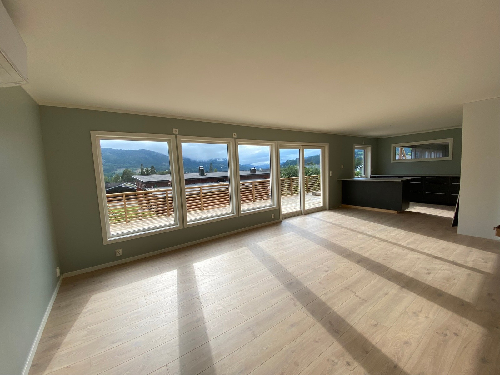 Stue med spiseplass og en fantastisk panoramautsikt. Galleribilde