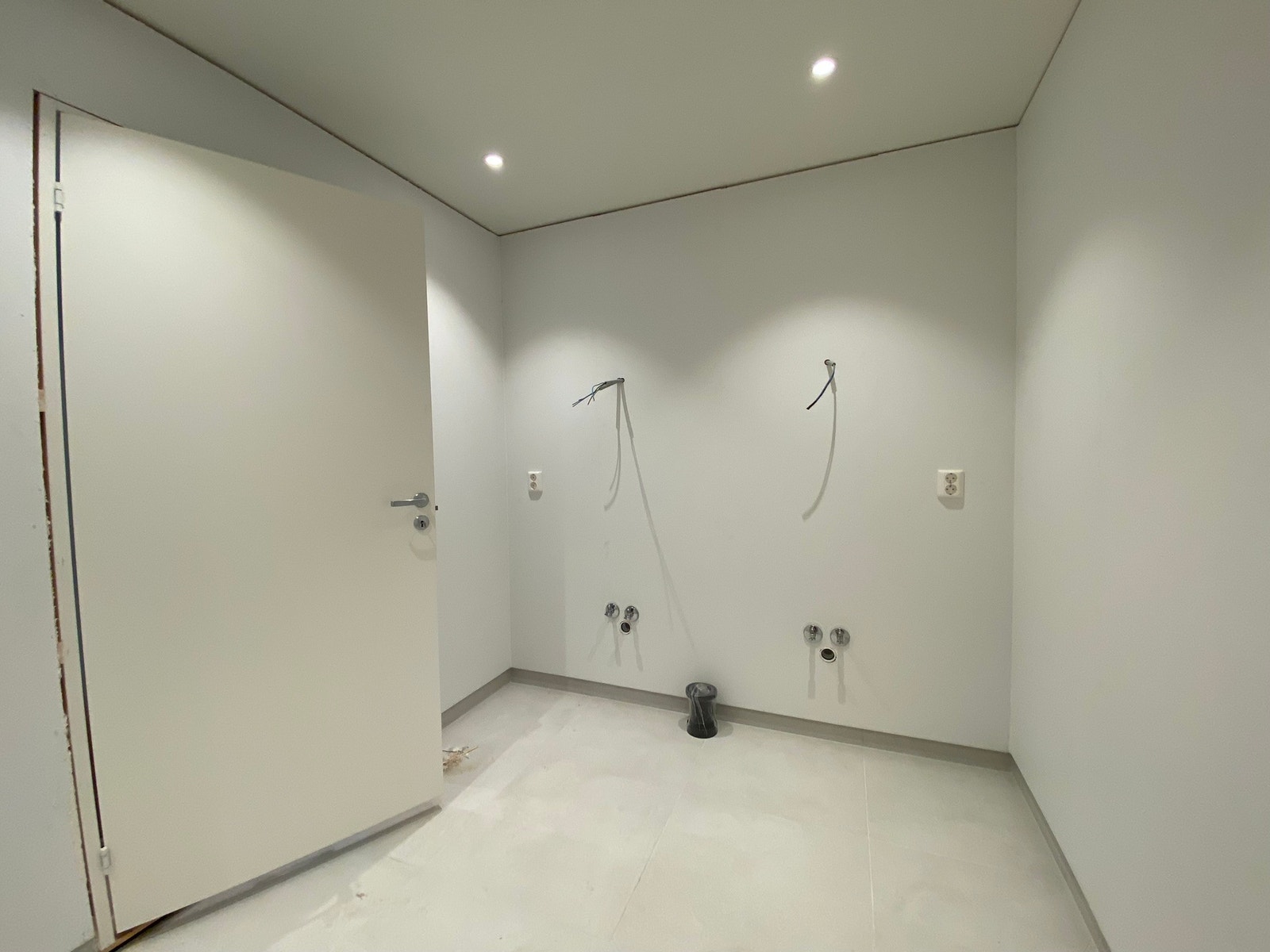 Bad. Dobbel servant og stor benkeplate. Ferdig monteres ila kort tid. Galleribilde